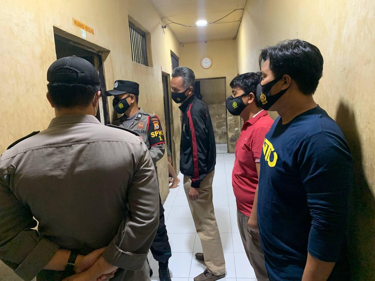 GIAT RUTIN PIKET SAT RES NARKOBA POLRES WAJO YAITU MELAKSANAKAN TUGAS MENGONTROL TAHANAN DI RUTAN POLRES WAJO