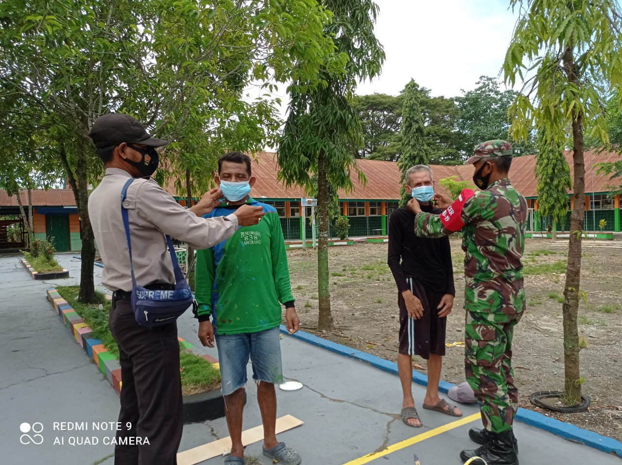 BHABINKAMTIBMAS BERSAMA BABINSA BAGIKAN MASKER GRATIS KEPADA WARGA BINAANNYA.