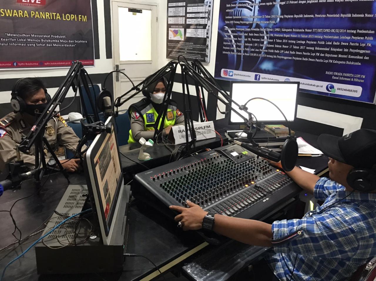 Sat Lantas Polres Bulukumba Himbau Warga Melalui Siaran Radio