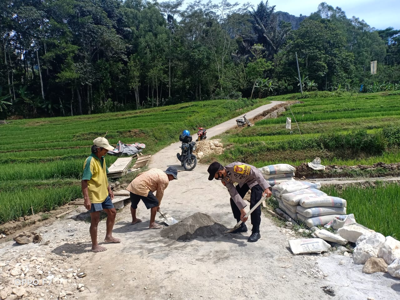 Bhabinkamtibmas sambang dan melakukan Edukasi protokol kesehatan di wilayah binaan