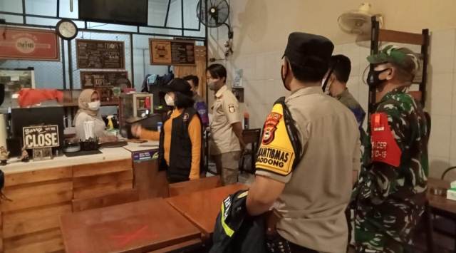 Personil Polsek Bontoala Bersama Tim Satgas Raika Kembali Menyasar Tempat Kerumunan