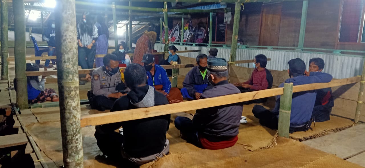 Personil Polsek Mengkendek edukasi Protokol Kesehatan dan patroli malam hari