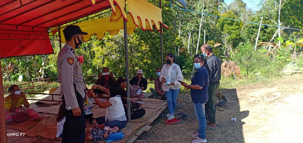 Bhabinkamtibmas edukasi protokol kesehatan pada Syukuran Rumah di lembang marinding