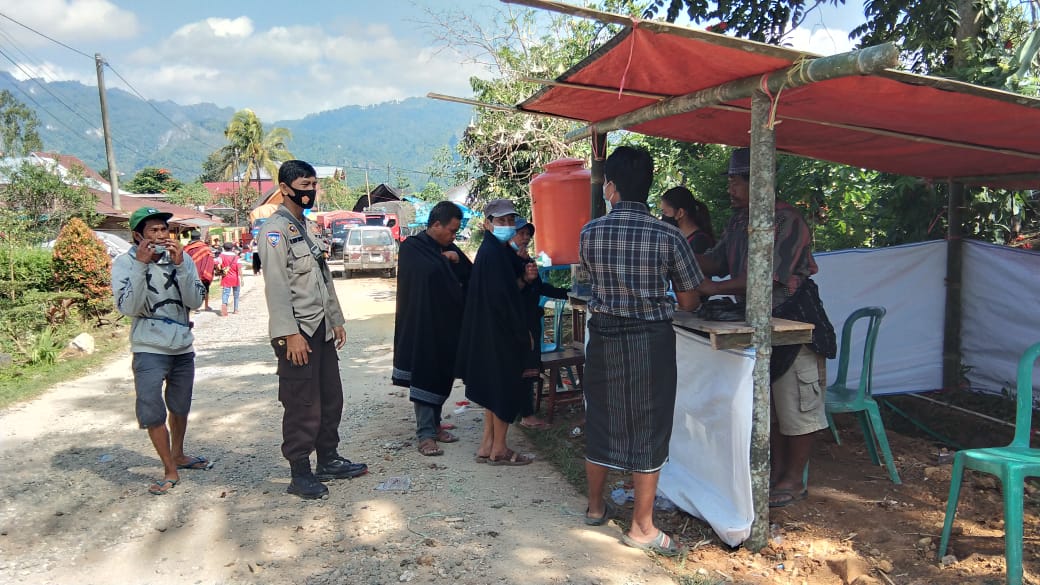 Bhabinkamtibmas Polsek Mengkendek Lakukan Pengawasan dan Himbauan Rambu Solo’