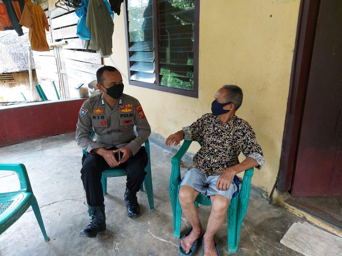 Bhabinkamtibmas Polsek Makale Kunjungi Warga Di Wilayah Binaan