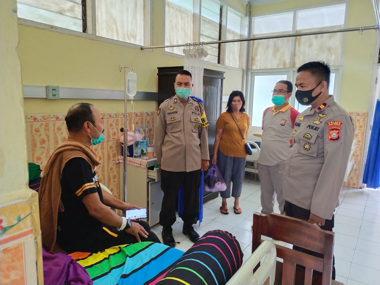 Kapolsek Makale membesuk Personil yang sedang sakit