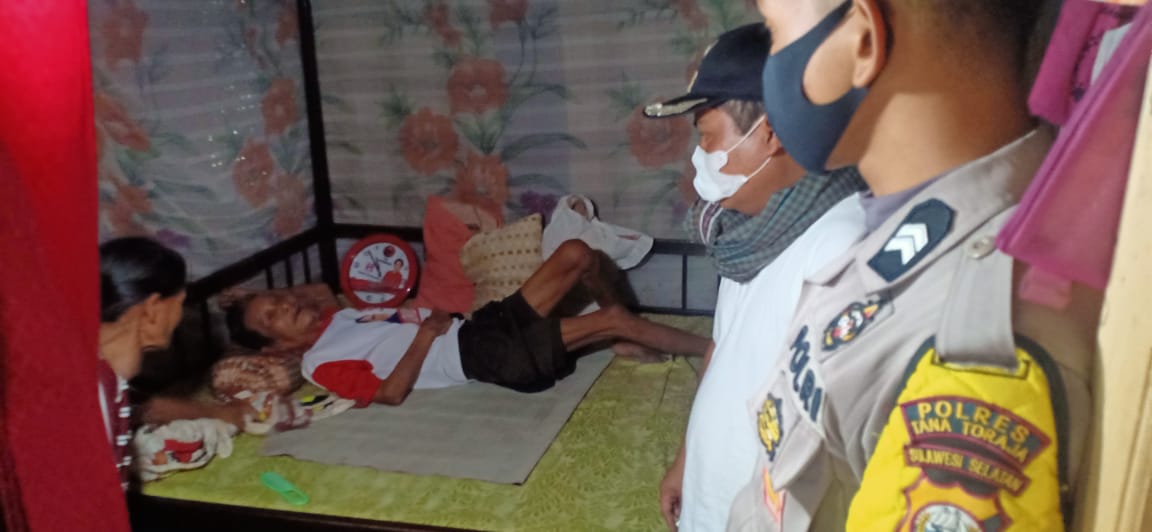 Babinkamtibmas Polsek Sangalla kunjungi warga yang mengalami sakit (lumpuh)