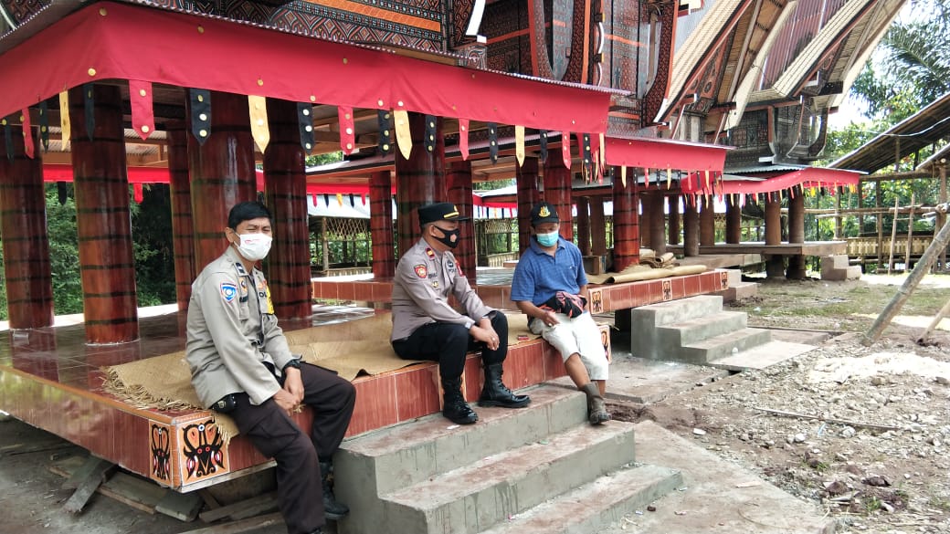 Personil Polsek Mengkendek Lakukan Edukasi Dan Himbauan Prokes pada Rambu Solo’