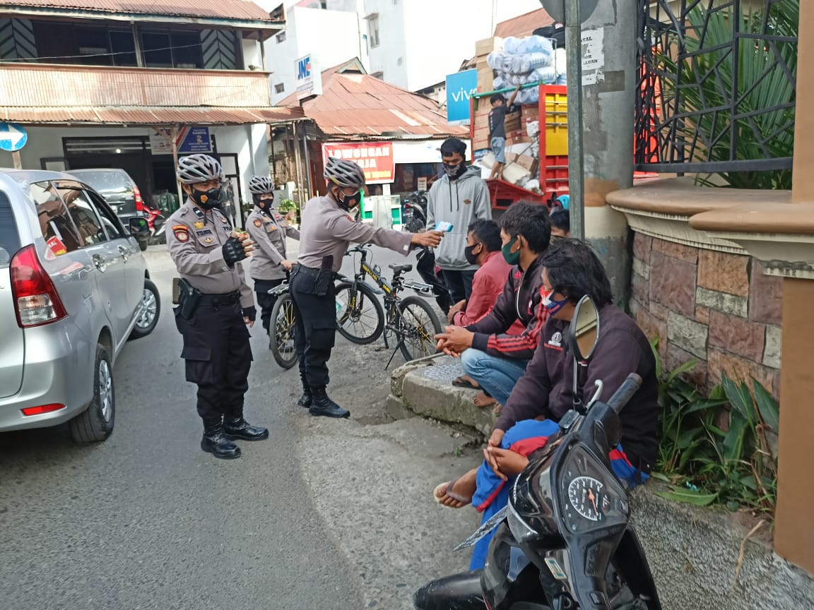 Jaga Kedisiplinan Warga Patuhi Prokes, Patroli Bersepeda Polres Tana Toraja Konsisten Berikan Himbauan, Dan Bagikan Masker