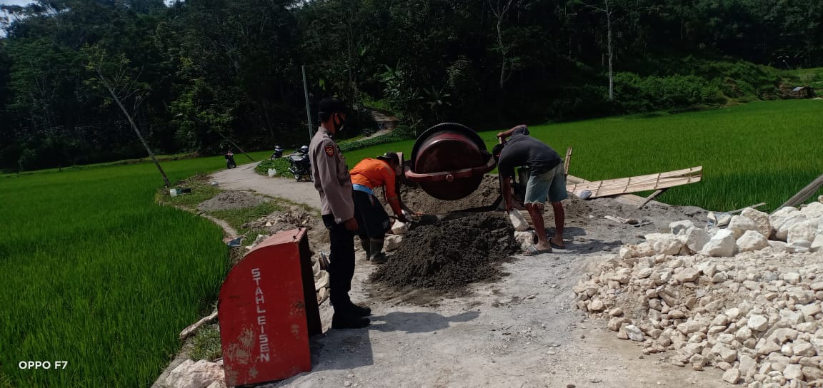 Bhabinkamtibmas Polsek Mengkendek sambang dan edukasi protokol kesehatan