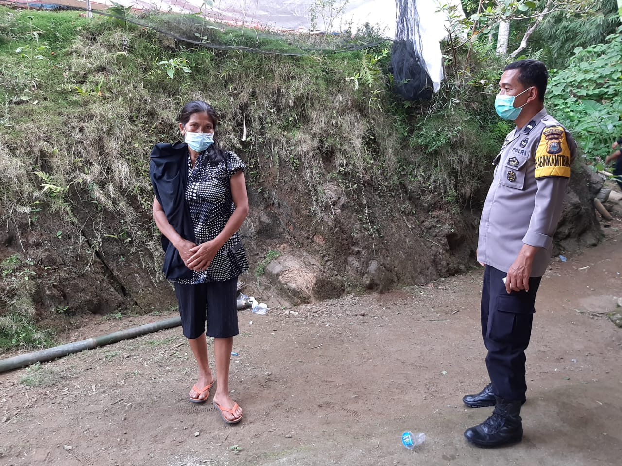 Bhabinkamtibmas Polsek Makale Sambang Warga, Ingatkan Warga tentang Prokes