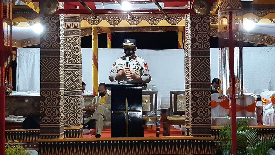 Kapolsek Mengkendek Berikan Himbauan Protokol Kesehatan pada Kebaktian Penyegaran Iman