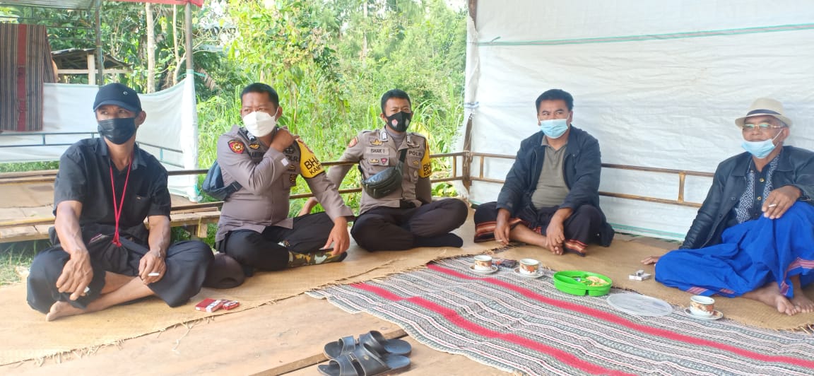 Bhabinkamtibmas edukasi Prokes pada Acara Pemakaman Almarhum Warga Binaan