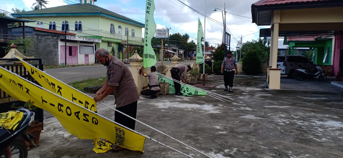 MERIAHKAN HARI BHAYANGKARA KE 75, POLSEK TIROANG POLRES PINRANG PASANG UMBUL UMBUL DAN KERJA BAKTI