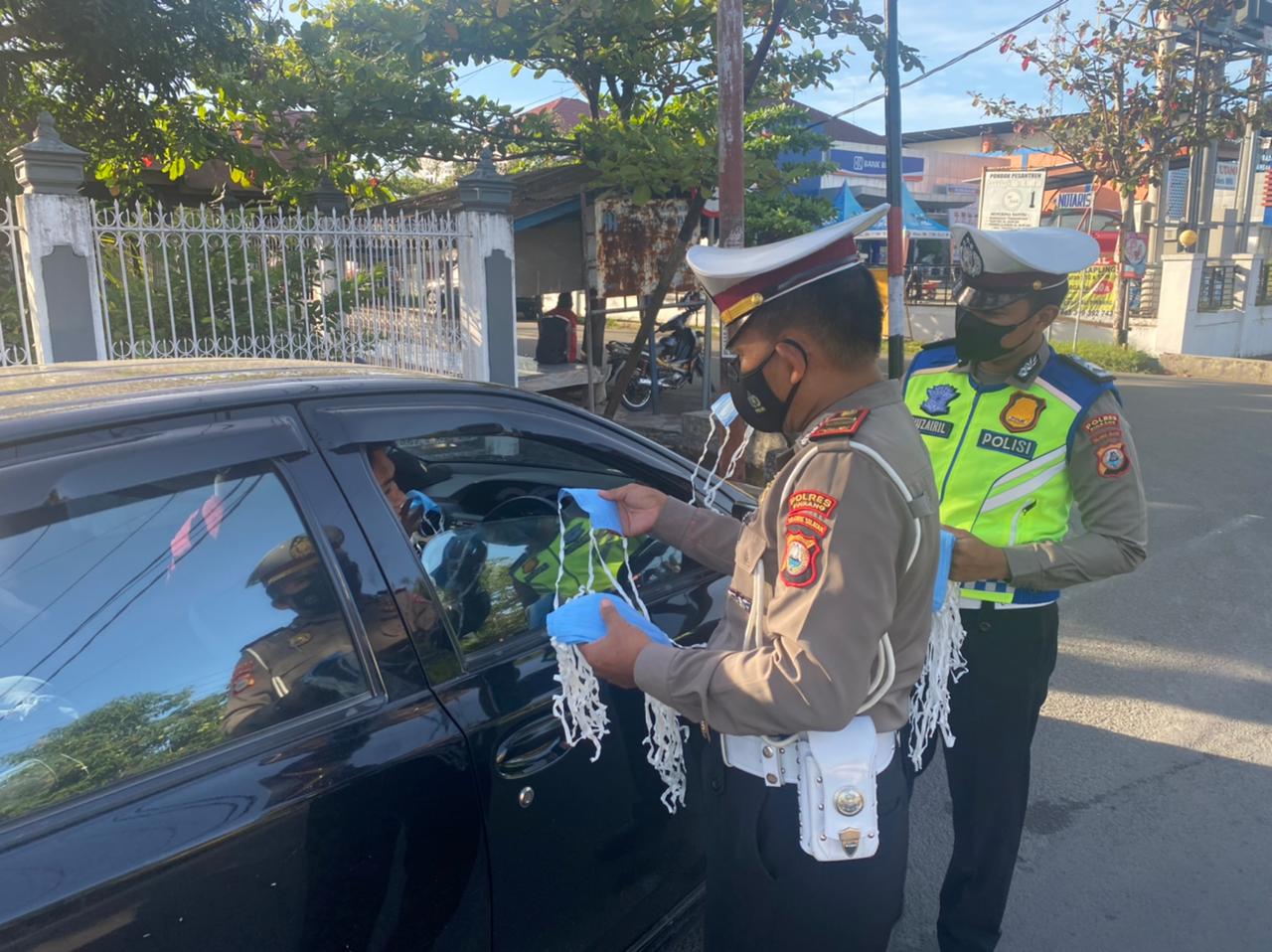 Cegah Covid-19 Sat Lantas Polres Pinrang Gencar Bagi-bagi Masker