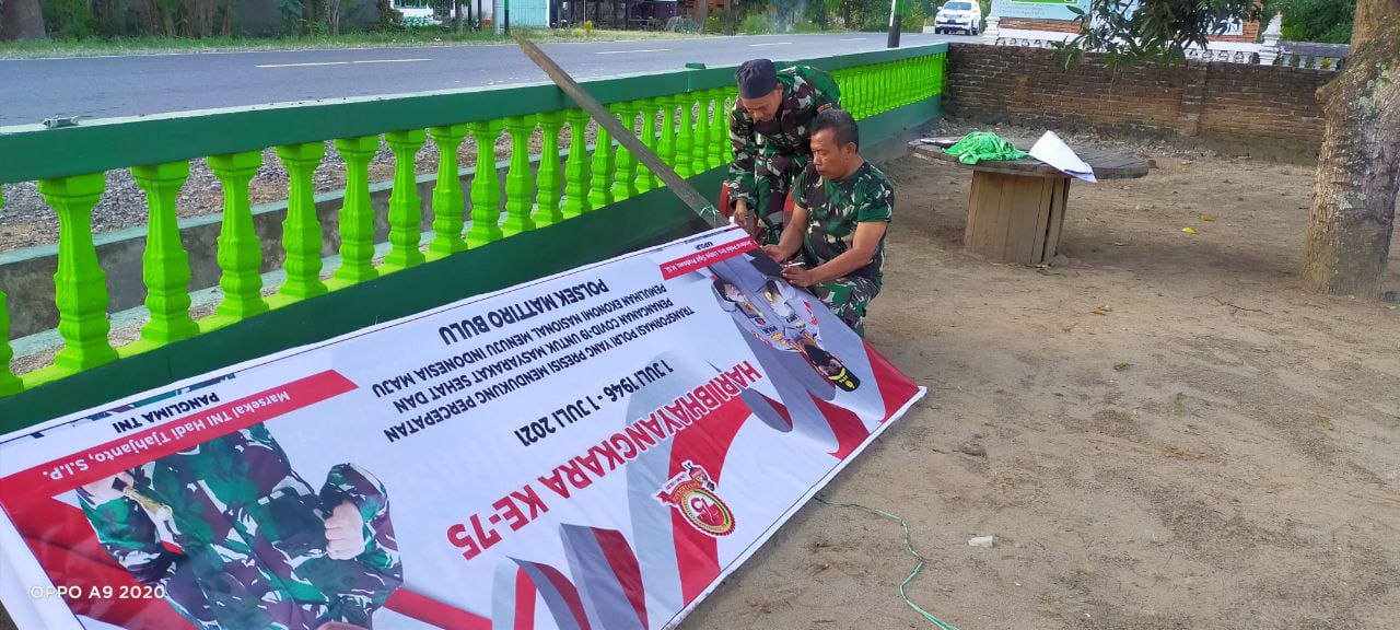 Antusias Menyambut Hari Bhayangkara ke-75, Polsek Mattiro Bulu Pasang Baliho Ucapan dan Umbul Umbul