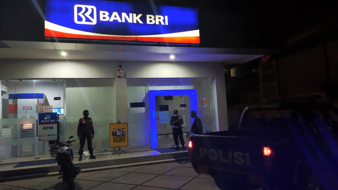 Antisipasi Gangguan Kamtibmas Personil Polsek Mengkendek Lakukan Patroli Blue Light