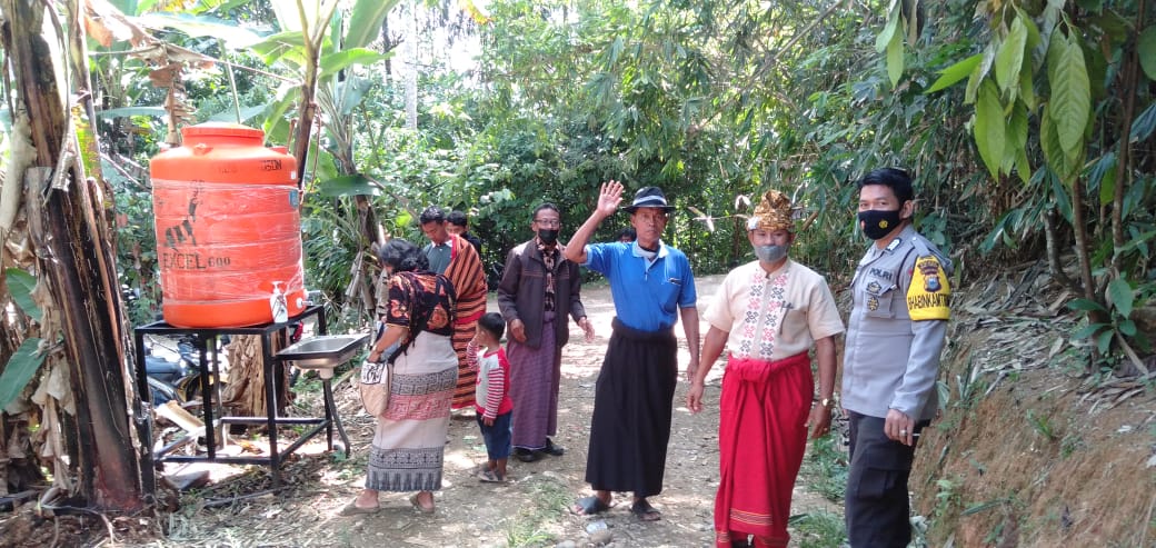 Bhabimkamtibmas Polsek Saluputti Himbauan Protocol Kesehatan di Acara rambu solo’