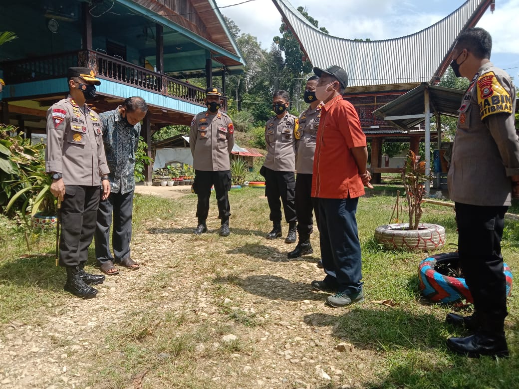 Kapolres Tana Toraja melaksankan pembagian sembako kepada purnawirawan atau Warakawuri