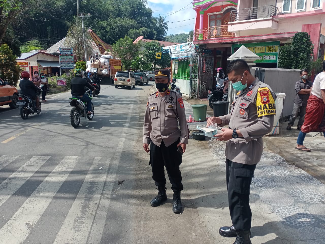 Bhabinkamtibmas Polsek Makale Himbauan Protocol Kesehatan Di Acara Rambu Tuka