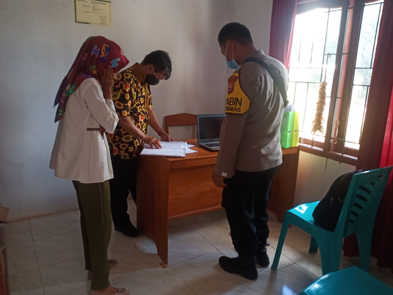 Sosialisasikan 5M, Bhabinkamtibmas melaksanakan sambang ke kantor lembang