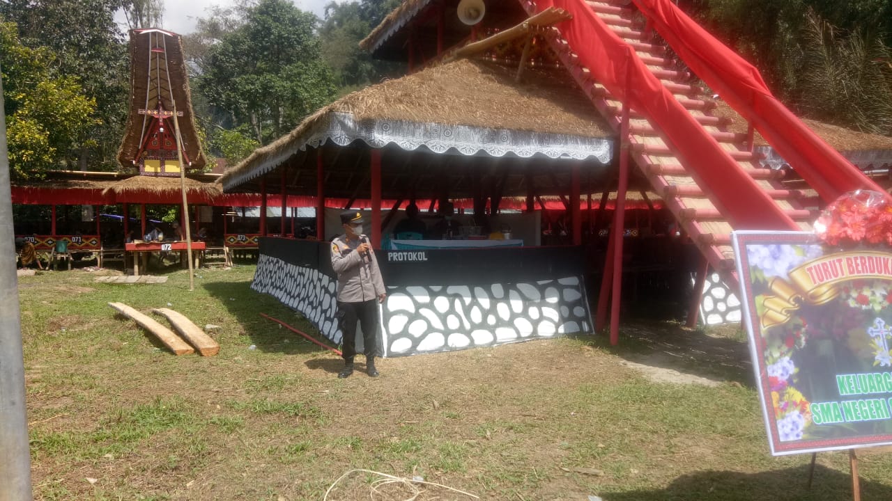 Kapolsek Saluputti Bersama Personil Pengawasan Dan Pendisiplinan Prokes Di Rambu Solo’