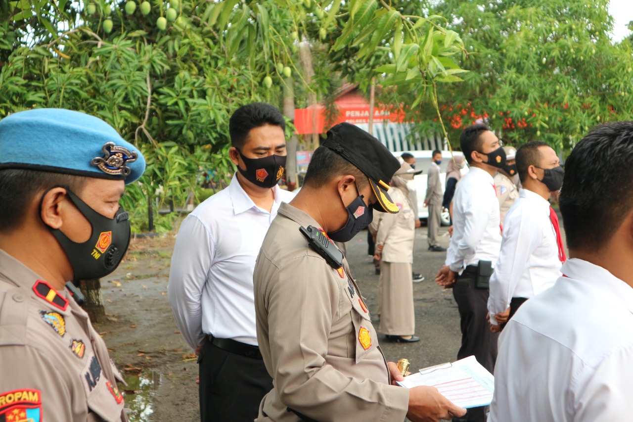 Sebelum Memberikan Amanat Pada Apel Pagi, Kapolres Pinrang Cek Langsung Absensi Kehadiran Personil