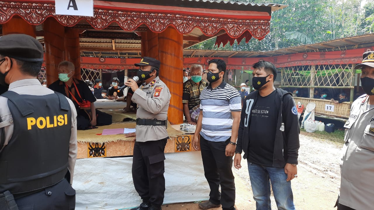 Personil Polres Tana Toraja Penertiban Protocol Kesehatan Di Upacara Adat Rambu Solo’