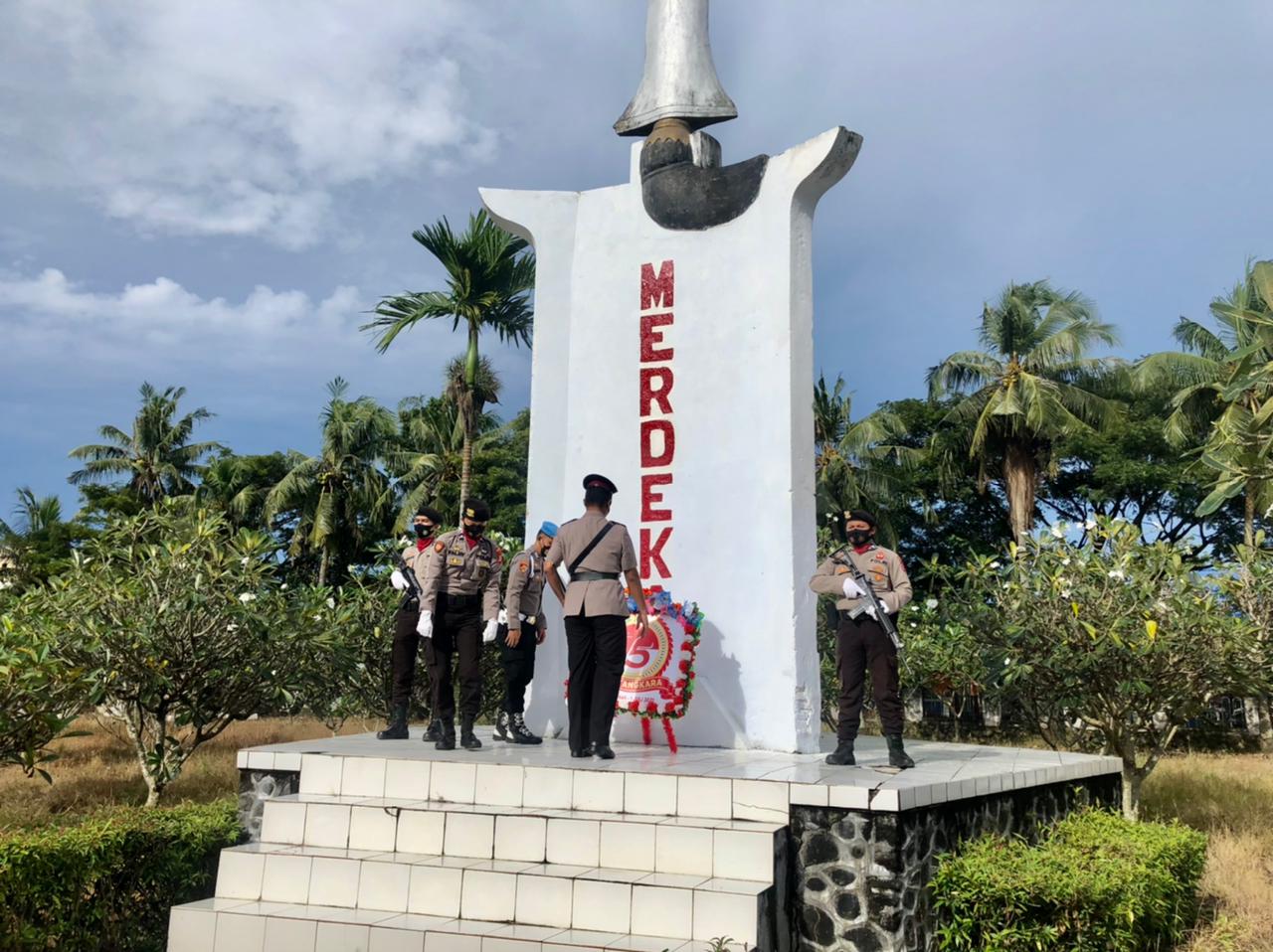 Peringati Hari Bhayangkara ke-75, Polres Pinrang Ziarah dan Tabur Bunga di Taman Makam Pahlawan