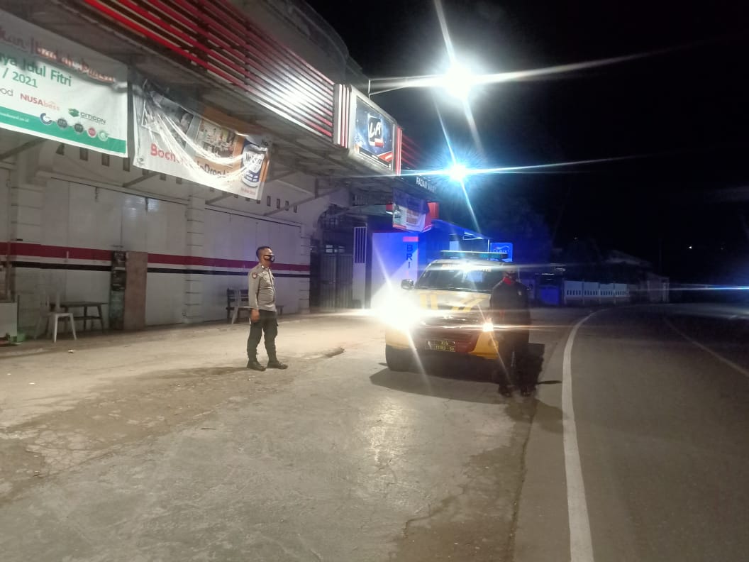 Antisipasi Gangguan Kamtibmas Personil Polsek Mengkendek Lakukan Patroli Blue Light