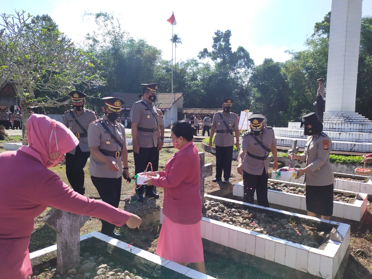 Pelaksanaan ziarah Rombongan dalam rangka Hari Bhayangkara Ke-75