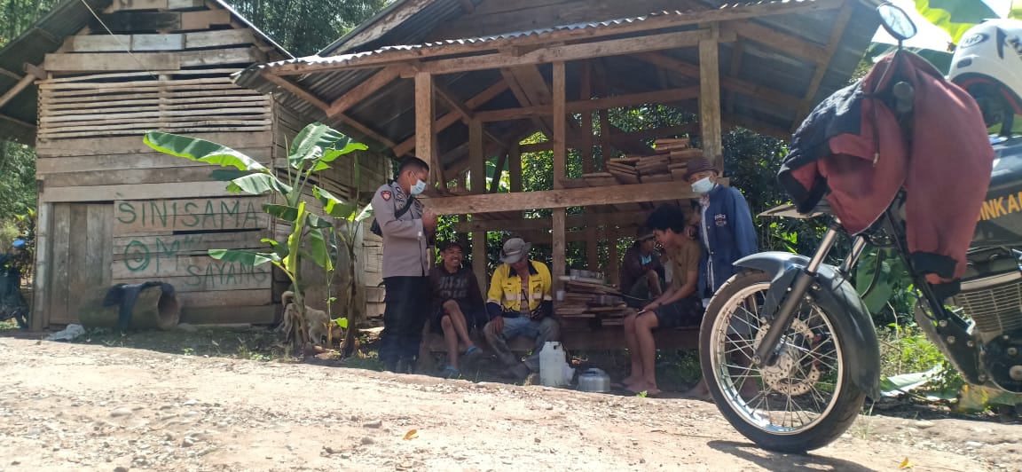 Bhabinkamtibmas Polsek Mengkendek Melakukan Sambang (3T) di wilayah binaan