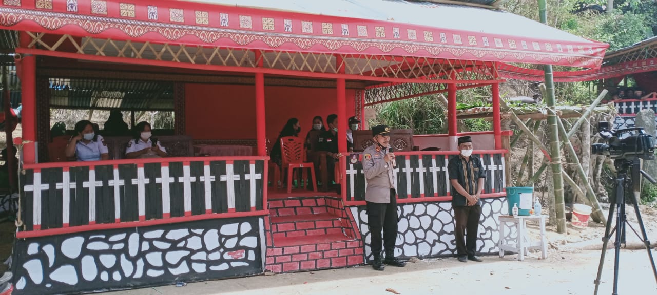 Kapolsek Saluputti bersama Bhabinkamtibmas melakukan Pengawasan acara Rambu Solo’