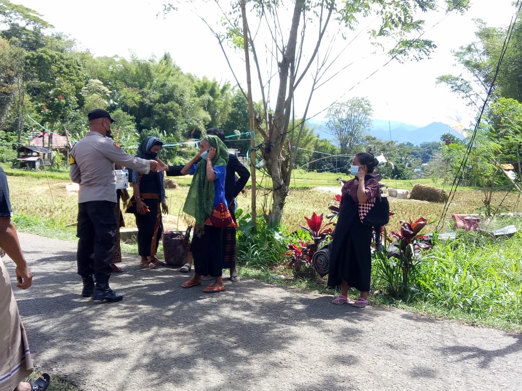 Mencegah Penyebaran Covid 19, Bhabinkamtibmas Pengawasan Penerapan Protokol Kesehatan