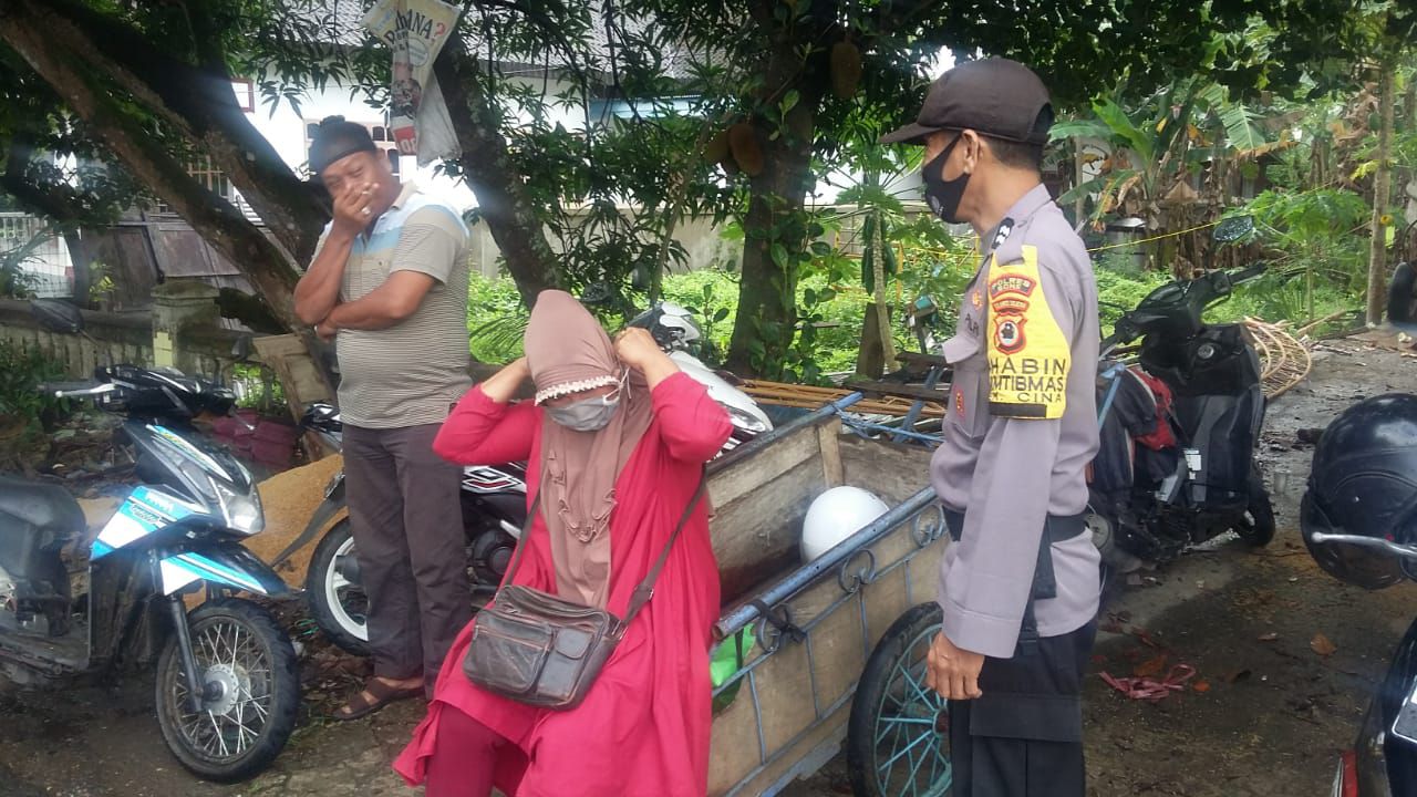 Edukasi PPKM Skala Mikro Bhabinkamtibmas Polsek Cina Polres Bone Himbau Warganya