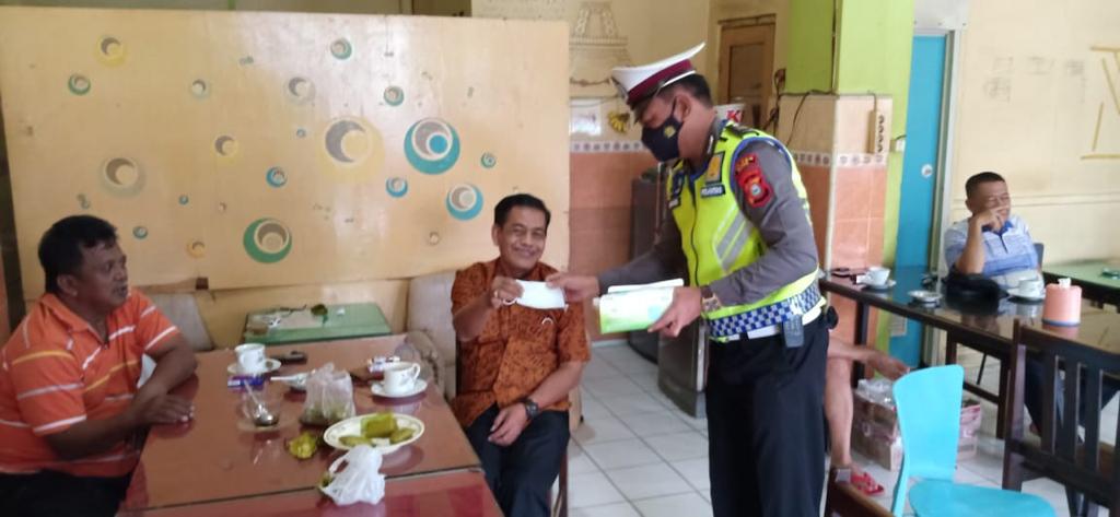 Kanit Dikyasa Sat Lantas Polres Bone Sambangi Warkop, Sosialisasikan Protokol Kesehatan dan Bagi Masker