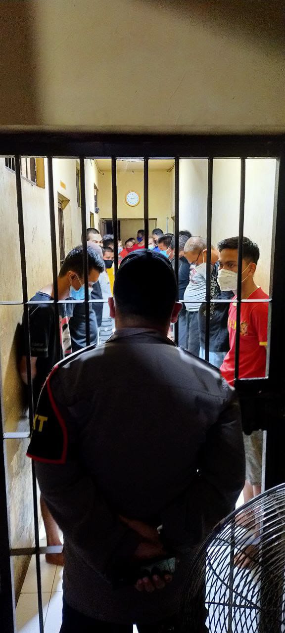 GIAT RUTIN SAT TAHTI POLRES WAJO YAITU MELAKSANAKAN TUGAS PENGECEKAN TAHANAN.