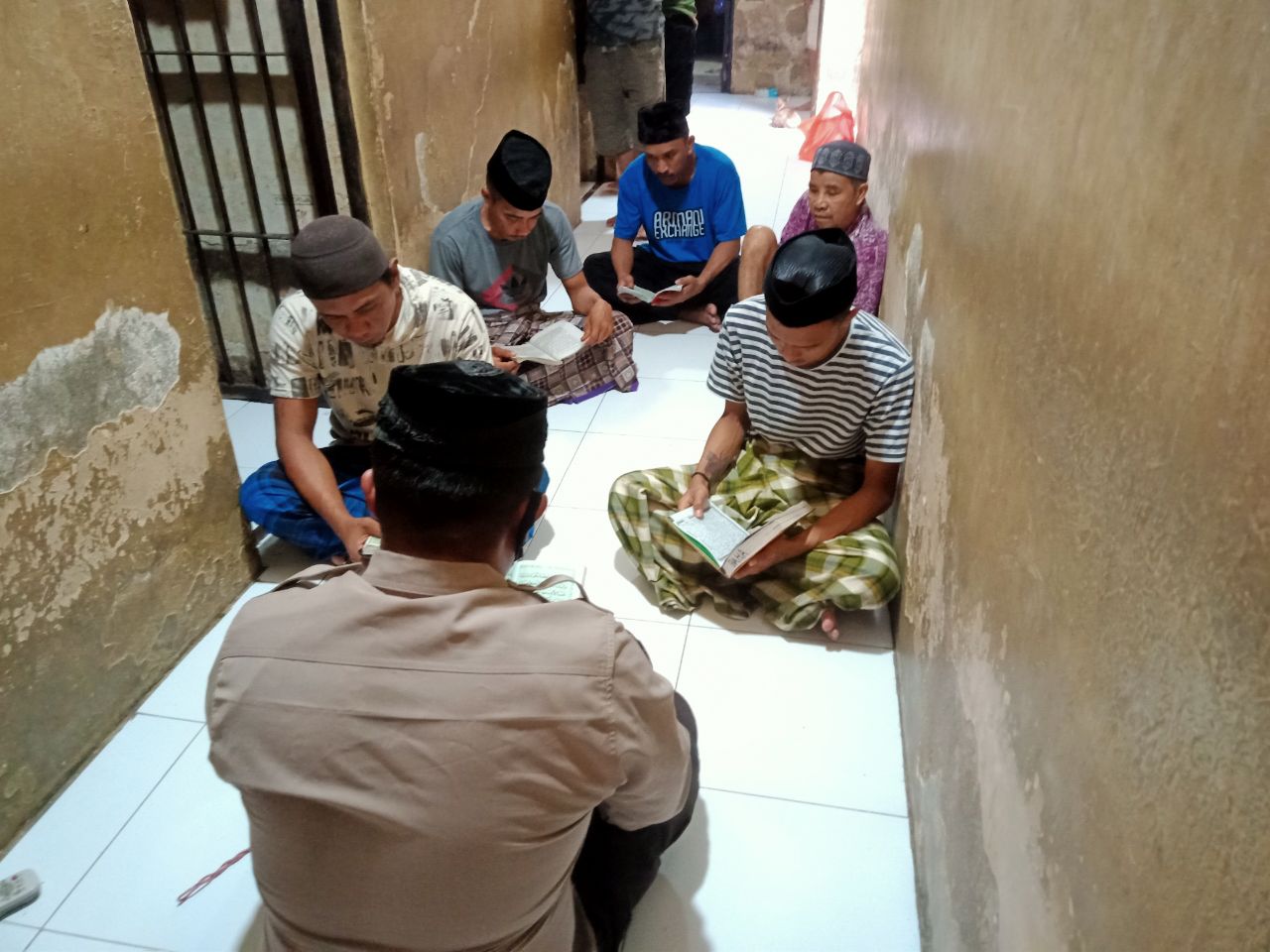 GIAT RUTIN SAT TAHTI POLRES WAJO YAITU MELAKSANAKAN TUGAS PENGECEKAN TAHANAN DAN PEMBACAAN SURAH YASIN