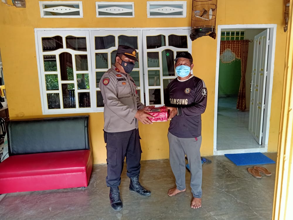 Di Hari Ulang Tahun Bhayangkara Ke-75 Polsek Marang  Berikan Cendramata