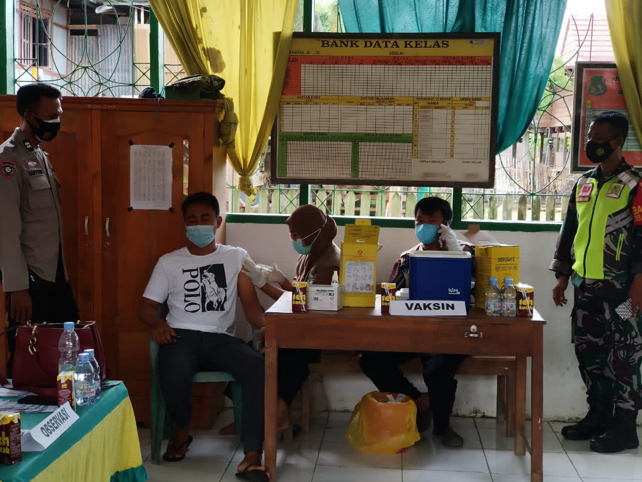 Bhabinkamtibmas Desa Aka Akae Edukasi Warga Agar Ikut Vaksin Covid-19