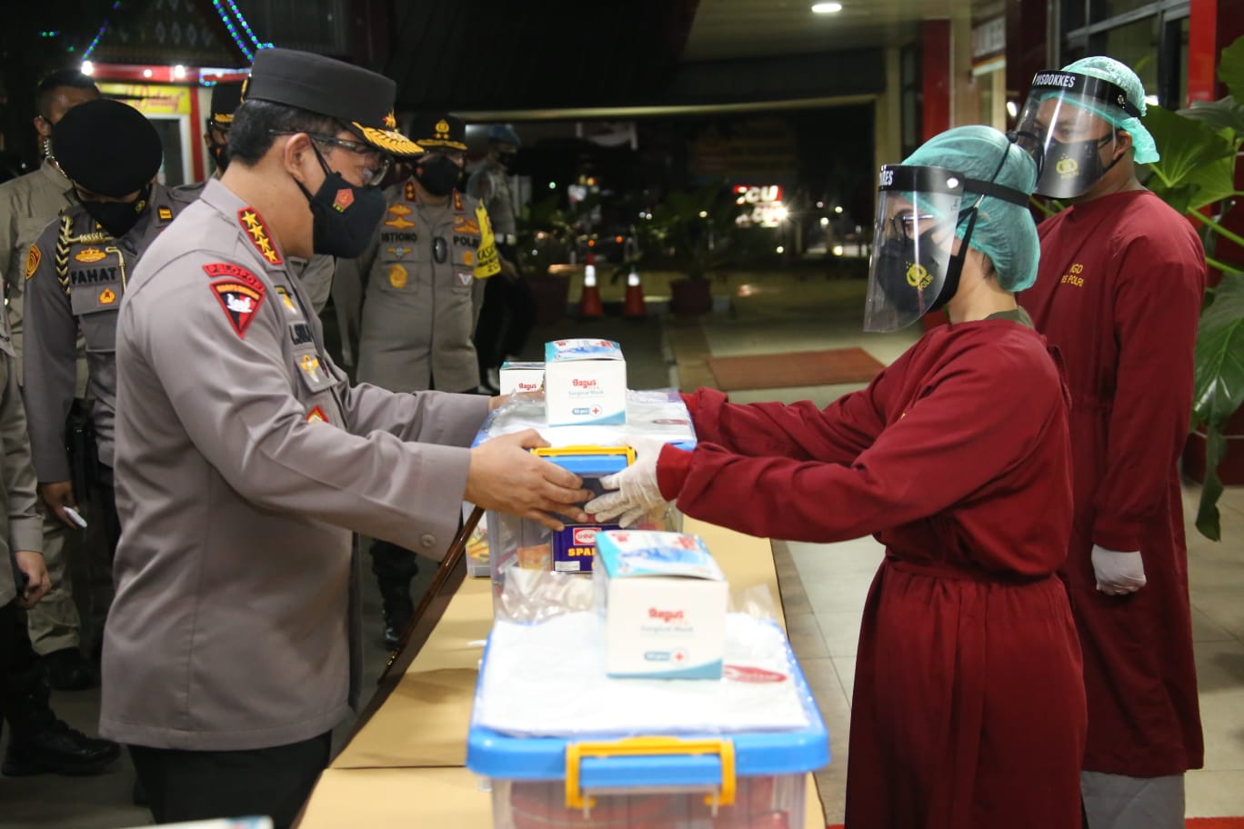 Kapolri Beri Bantuan Kapada Tenaga Kesehatan RS. Polri Soekanto
