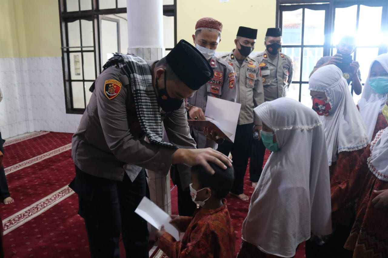 Hari Bhayangkara 75, Kapolres AKBP Kadarislam Berbagi dengan Anak Yatim Piatu