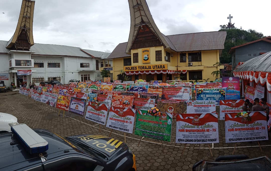 RATUSAN KARANGAN BUNGA UCAPAN HUT BHAYANGKARA KE-75 PENUHI MAPOLRES TORAJA UTARA