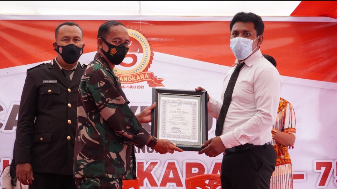 HARI BHAYANGKARA KE-75, 2 PERSONIL POLRES TORUT TERIMA PENGHARGAAN DARI KAPOLRES TORUT