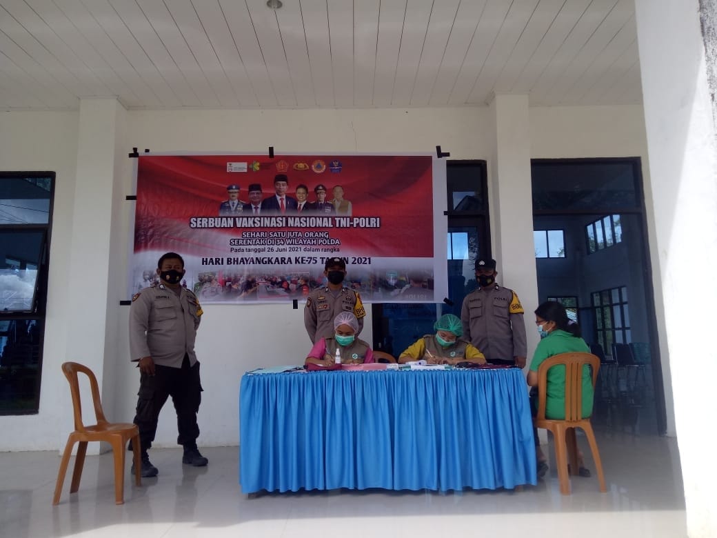 Bhabinkamtibmas polsek saluputti melaksanakan pengamanan giat vaksinasi massal