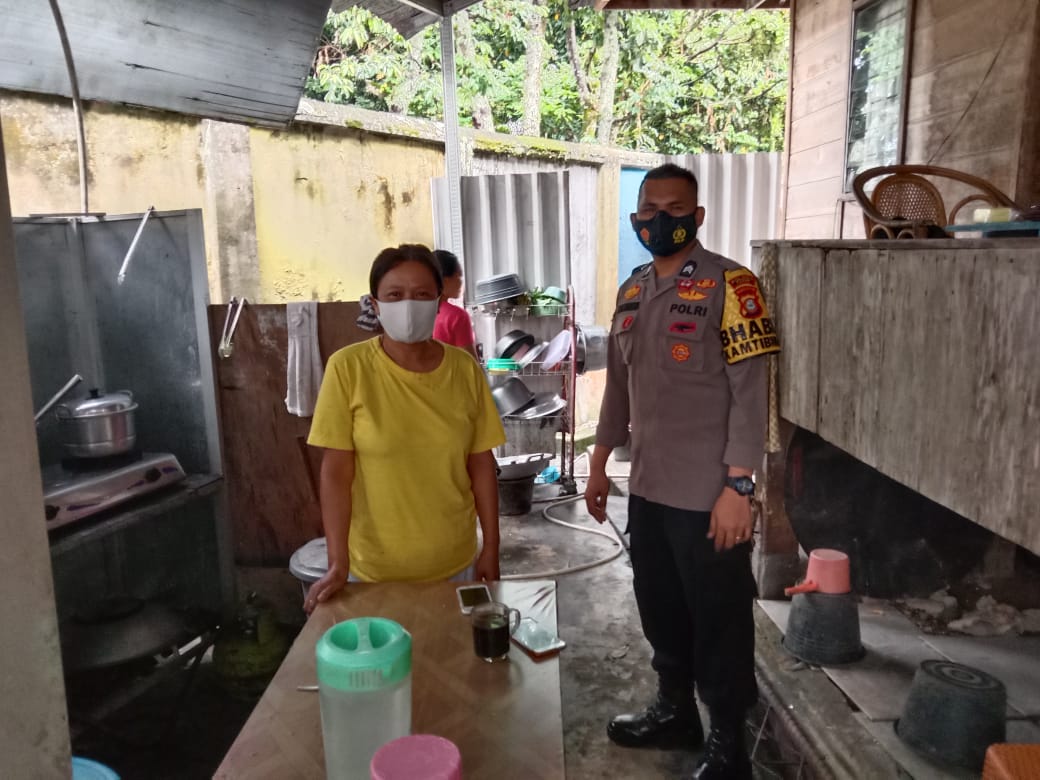 Sambangi Wilayah Binaan, Bhabinkamtibmas Mengajak Warga Terapkan 5M