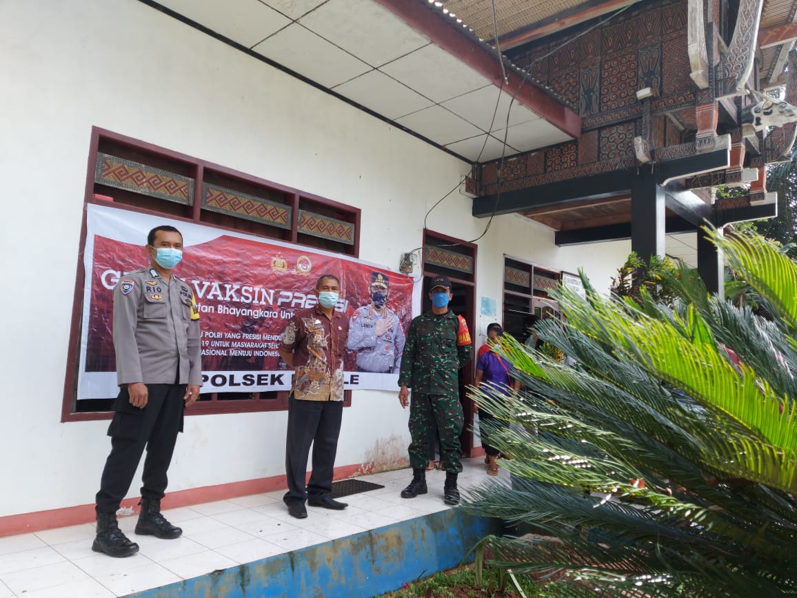 Bhabinkamtibmas Polsek Makale melaksanakan pengamanan vaksinasi massal