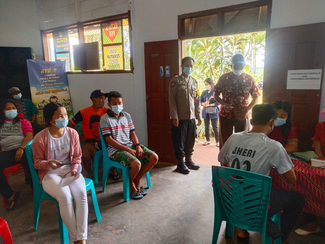 Bhabinkamtibmas melakukan pengamanan vaksinasi massal di Lembang Simbuang
