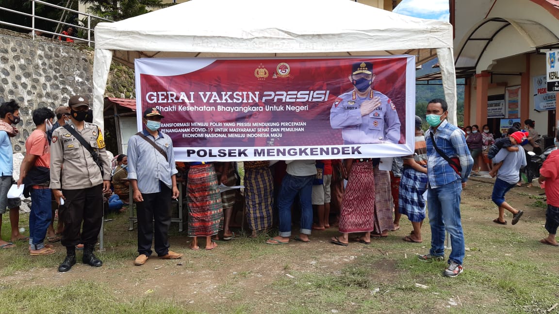 Personil Polsek Mengkendek pengamanan vaksinasi massal di Lembang Pemanukan
