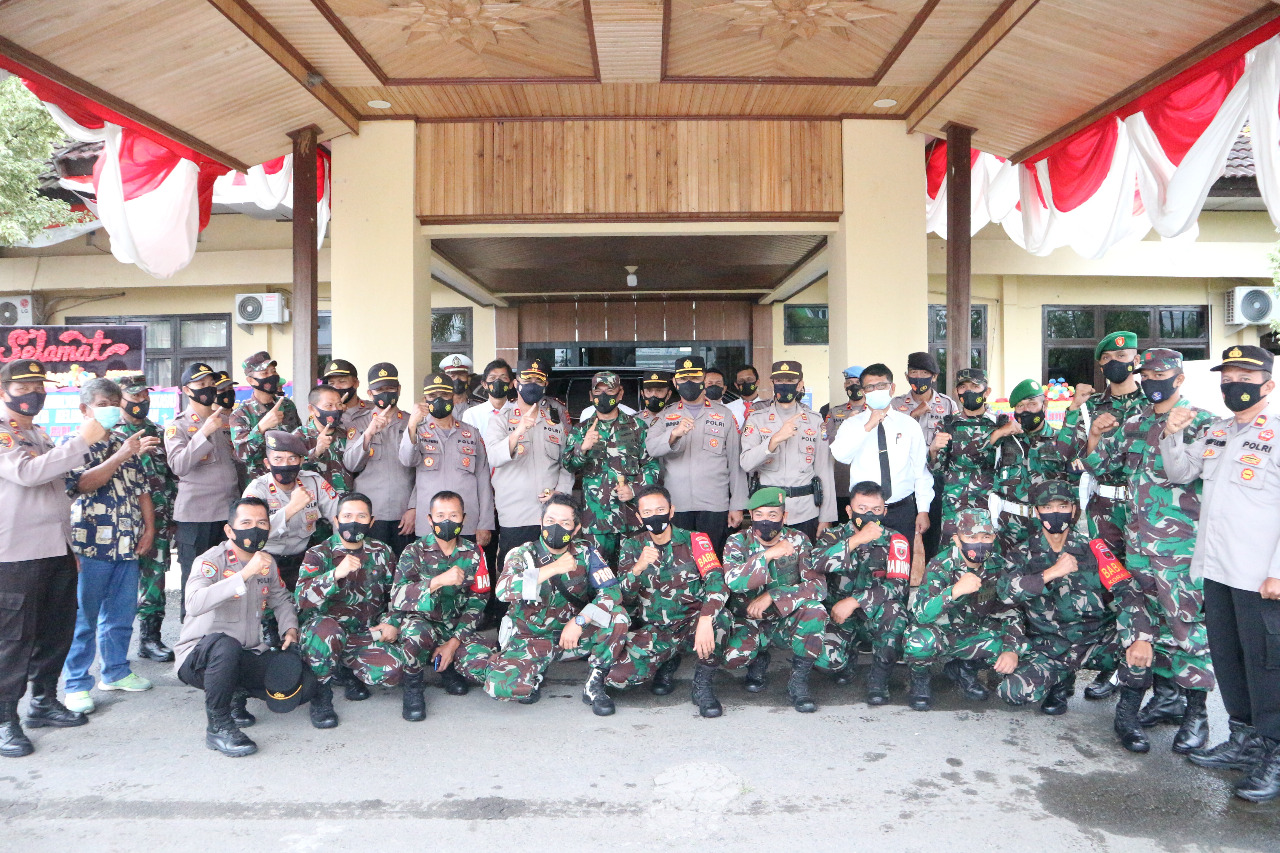 Dandim dan Belasan Prajurit TNI Kodim 1404/Pinrang Serbu Markas Polres Pinrang, Ada Apa ?